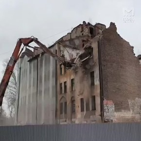 Аварийные участки обвалившегося накануне доходного дома на Розенштейна начали демонтировать — публикуем кадры с места, сообщили в администрации Адмиралтейского района