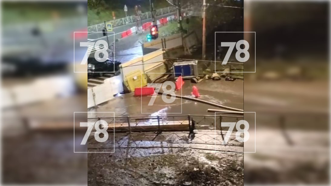 Дорогу на углу улицы Харченко и 1-го Муринского проспекта залило водой