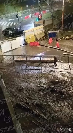 На углу Харченко и 1-го Муринского дорога ночью превратилась в ручей