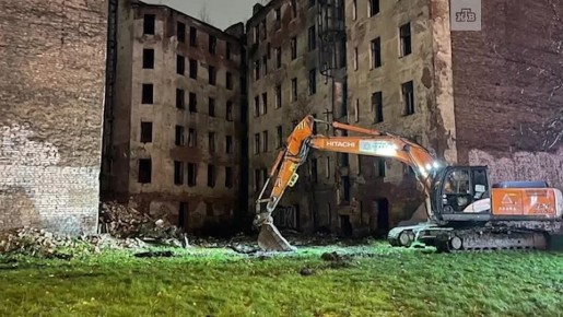 На улице Розенштейна, 39 сносят обрушившиеся накануне фрагменты доходного дома Лялевича