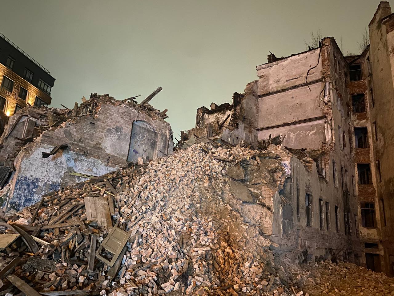 Дом Лялевича демонтировали весь день «для обеспечения безопасности» Дом Лялевича демонтировали весь день «для обеспечения безопасности»