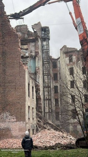 С обрушившегося дома Лялевича начали демонтировать аварийные перекрытия и другие фрагменты здания, которые могут представлять опасность для прохожих