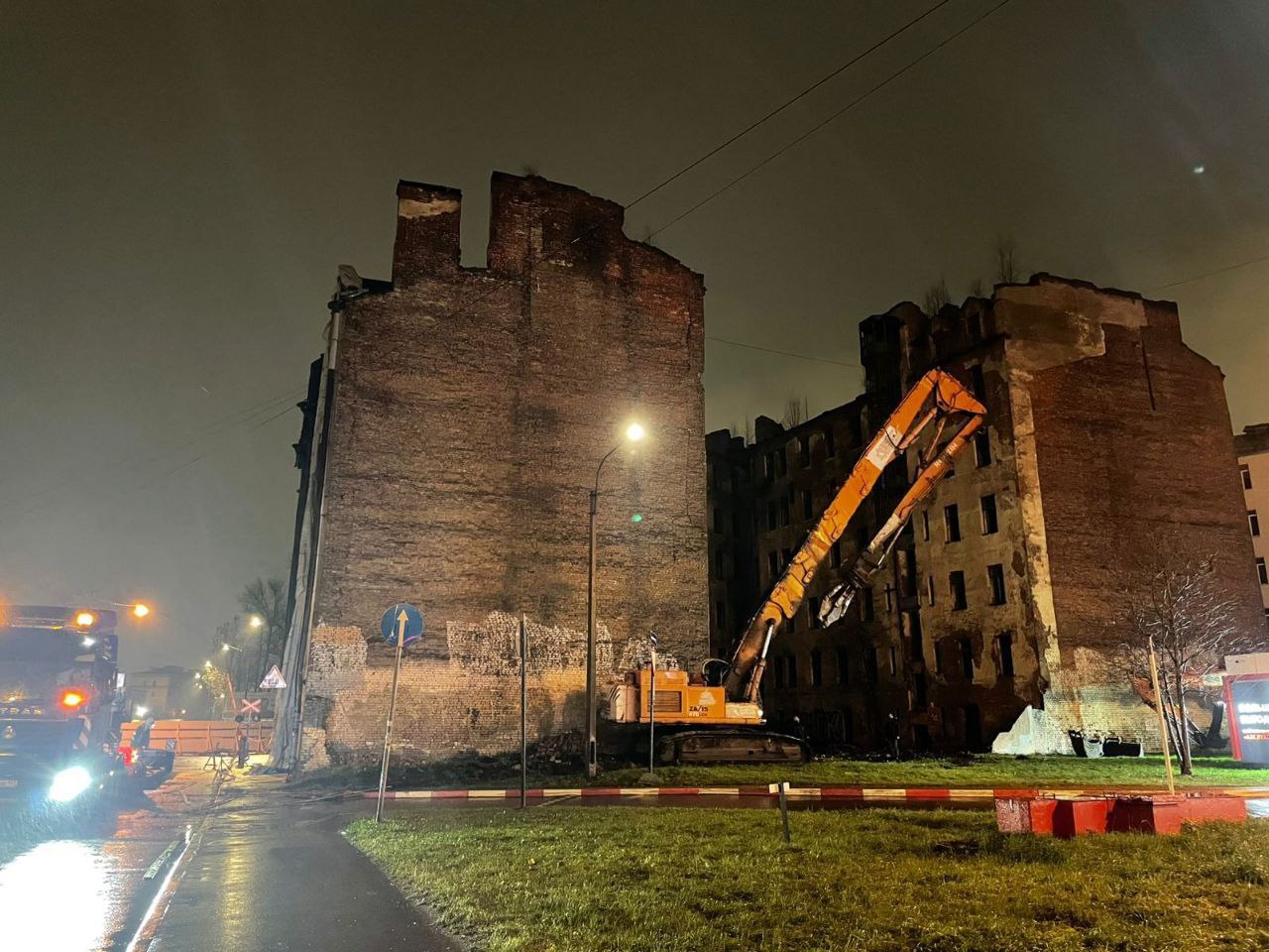 В здании на Розенштейна, где произошло обрушение, начали демонтировать аварийные перекрытия В здании на Розенштейна, где произошло обрушение, начали демонтировать аварийные перекрытия