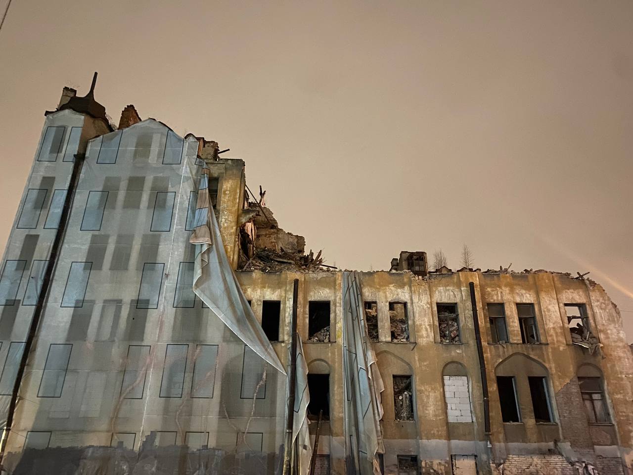 Дом Лялевича демонтировали весь день «для обеспечения безопасности» Дом Лялевича демонтировали весь день «для обеспечения безопасности»