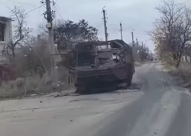 Кадры со стороны противника: пораженная техника ВСУ в черте города Константиновка Кадры со стороны противника: пораженная техника ВСУ в черте города Константиновка