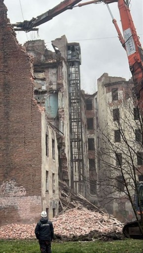 В здании на Розенштейна, где произошло обрушение, начали демонтировать аварийные перекрытия