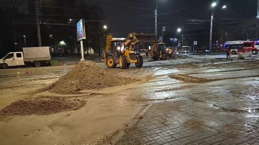 Проспект Энгельса в районе Светлановской площади минувшей ночью затопило