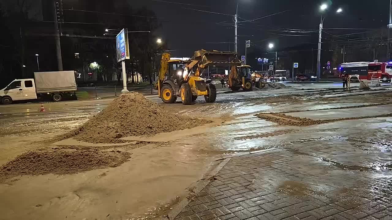 Проспект Энгельса в районе Светлановской площади минувшей ночью затопило