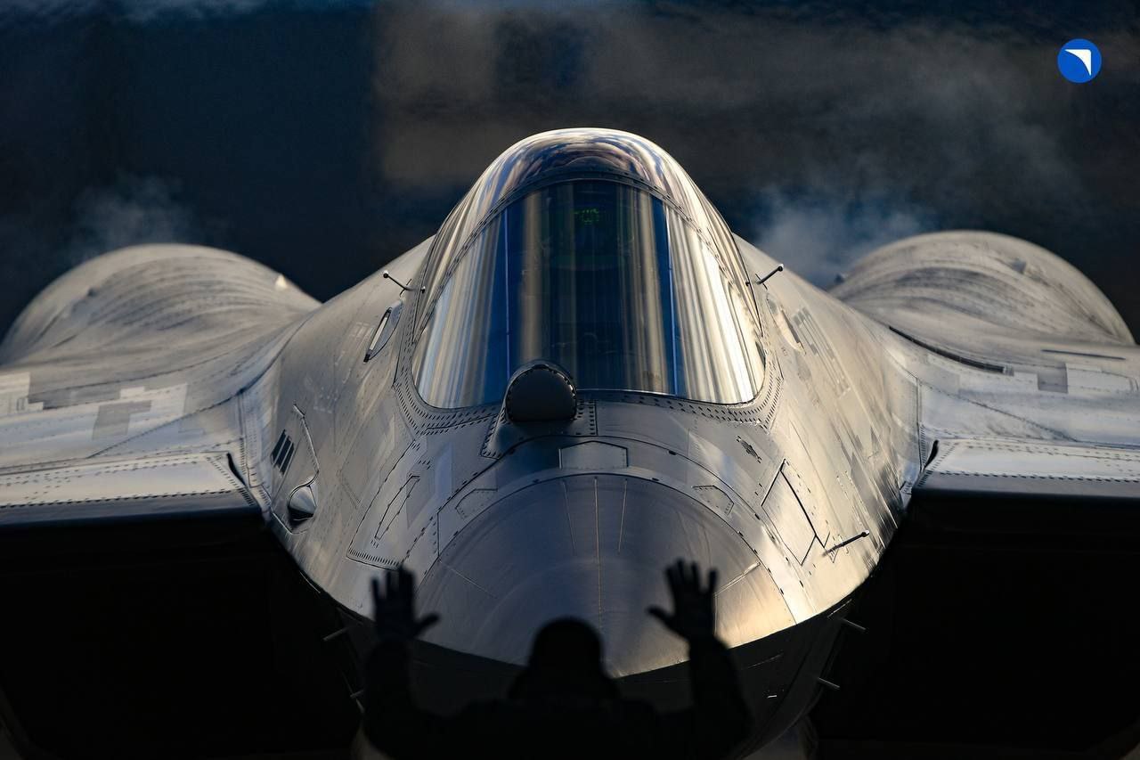 "Интеллект конструктора и мастерство пилота" — ОАК показал кадры тренировочного полёта истребителя пятого поколения Су-57 в преддверии авиасалона "Dubai Airshow 2025" "Интеллект конструктора и мастерство пилота" — ОАК показал кадры тренировочного полёта истребителя пятого поколения Су-57 в преддверии авиасалона "Dubai Airshow 2025"