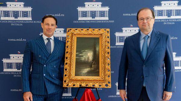 Итальянский коллекционер из Милана Паоло Польвани передал в дар России картину "Лунная ночь в Крыму" кисти Льва Лагорио – талантливого русского мариниста, уроженца Феодосии и ученика Ивана Айвазовского