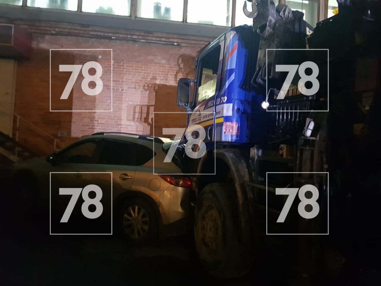 Появились кадры тарана манипулятором машин, припаркованных около спорткомплекса на Екатерининском проспекте Появились кадры тарана манипулятором машин, припаркованных около спорткомплекса на Екатерининском проспекте