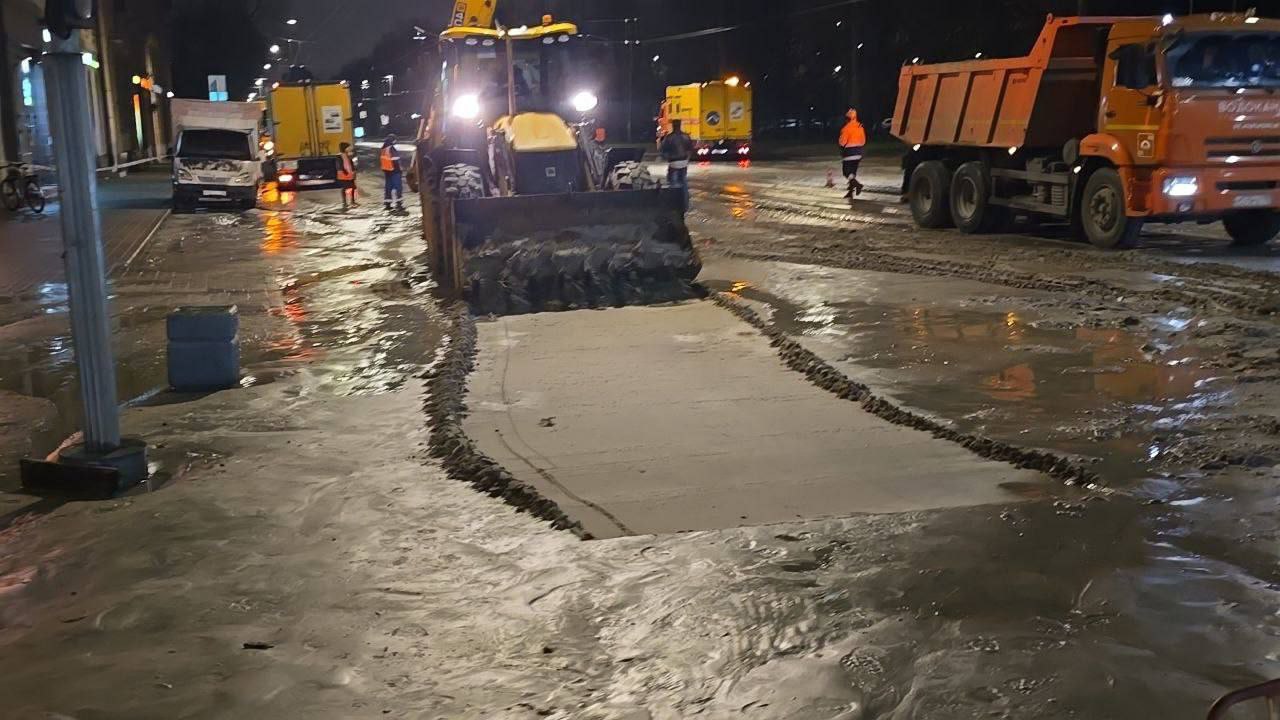 Проспект Энгельса в районе Светлановской площади минувшей ночью затопило Проспект Энгельса в районе Светлановской площади минувшей ночью затопило