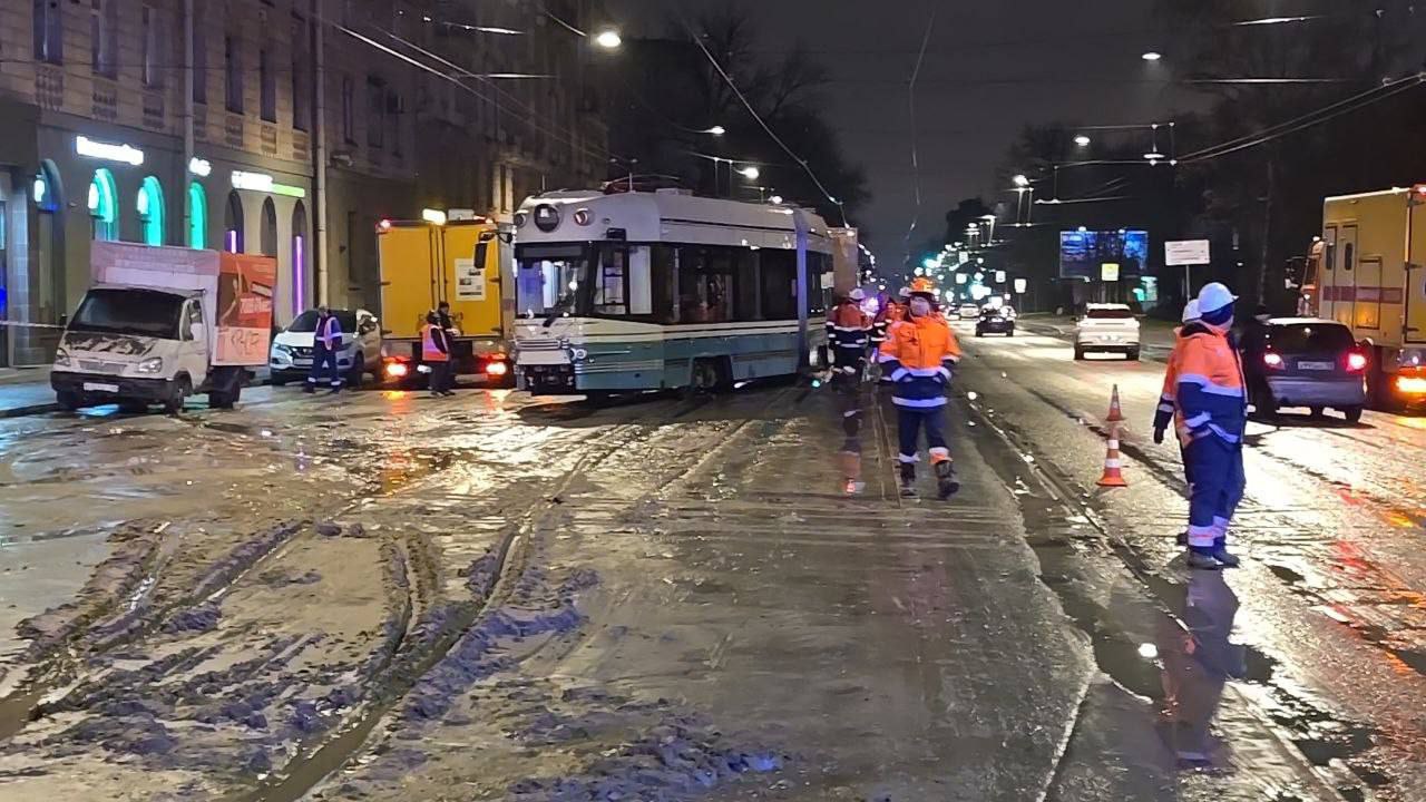 Проспект Энгельса в районе Светлановской площади минувшей ночью затопило Проспект Энгельса в районе Светлановской площади минувшей ночью затопило