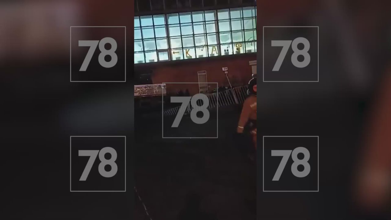 Водитель манипулятора въехал в бассейн на Екатерининском проспекте и разбил машины