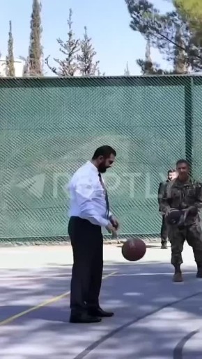 Новый президент Сирии во время визита в США играет в баскетбол с людьми