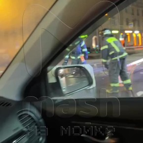 Гигантская дыра в дороге возникла сегодня ночью на Энгельса после прорыва трубы — портал в ад чуть не уволок под землю оказавшийся рядом трамвай