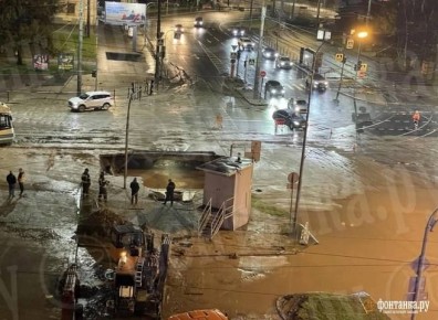 Ликвидация аварии на Светлановской площади займет сутки, сообщили «Фонтанке» в пресс-службе Водоканала