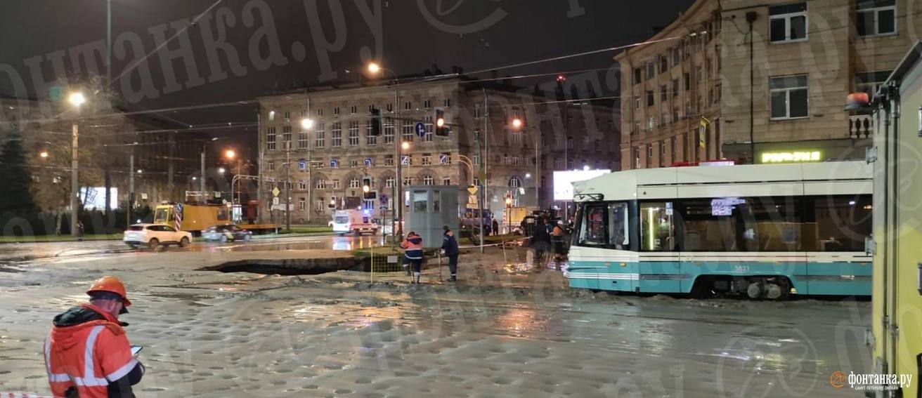 Ликвидация аварии на Светлановской площади займет сутки, сообщили «Фонтанке» в пресс-службе Водоканала Ликвидация аварии на Светлановской площади займет сутки, сообщили «Фонтанке» в пресс-службе Водоканала