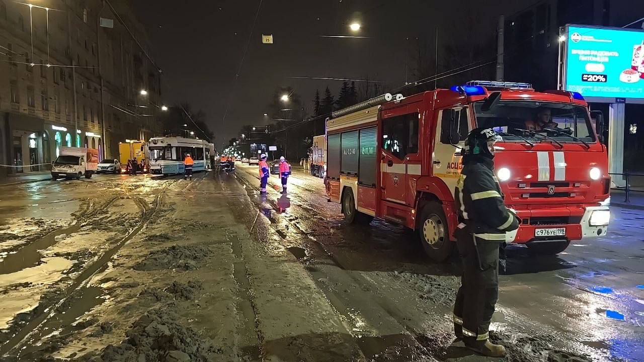Проспект Энгельса в районе Светлановской площади минувшей ночью затопило Проспект Энгельса в районе Светлановской площади минувшей ночью затопило