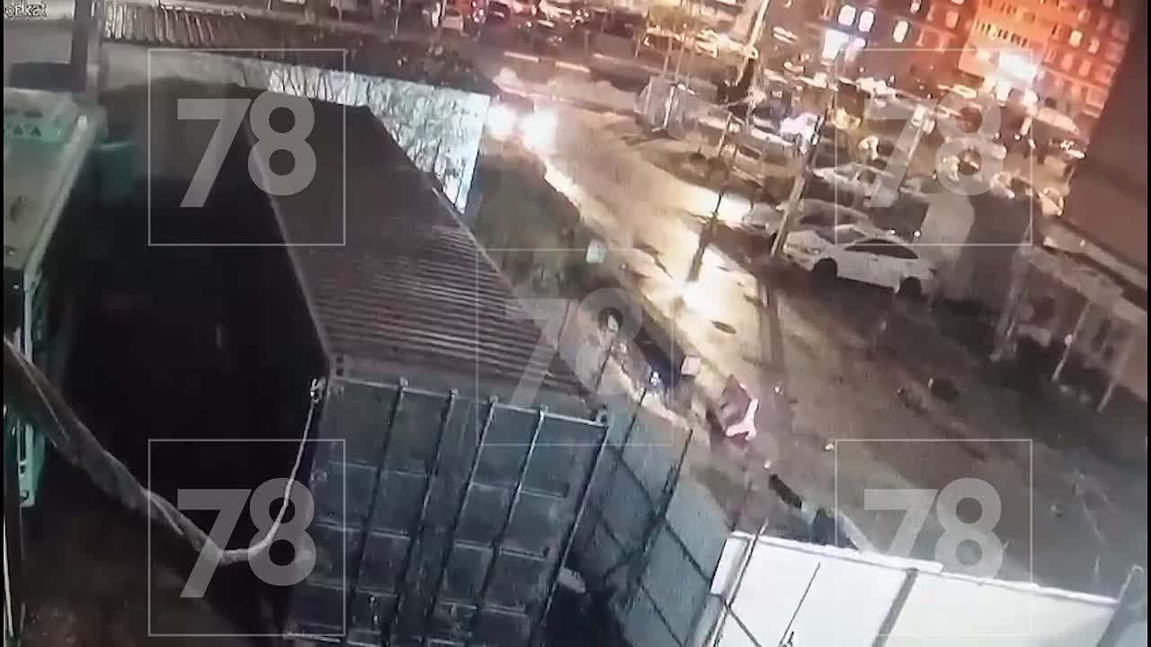 Появились кадры тарана манипулятором машин, припаркованных около спорткомплекса на Екатерининском проспекте