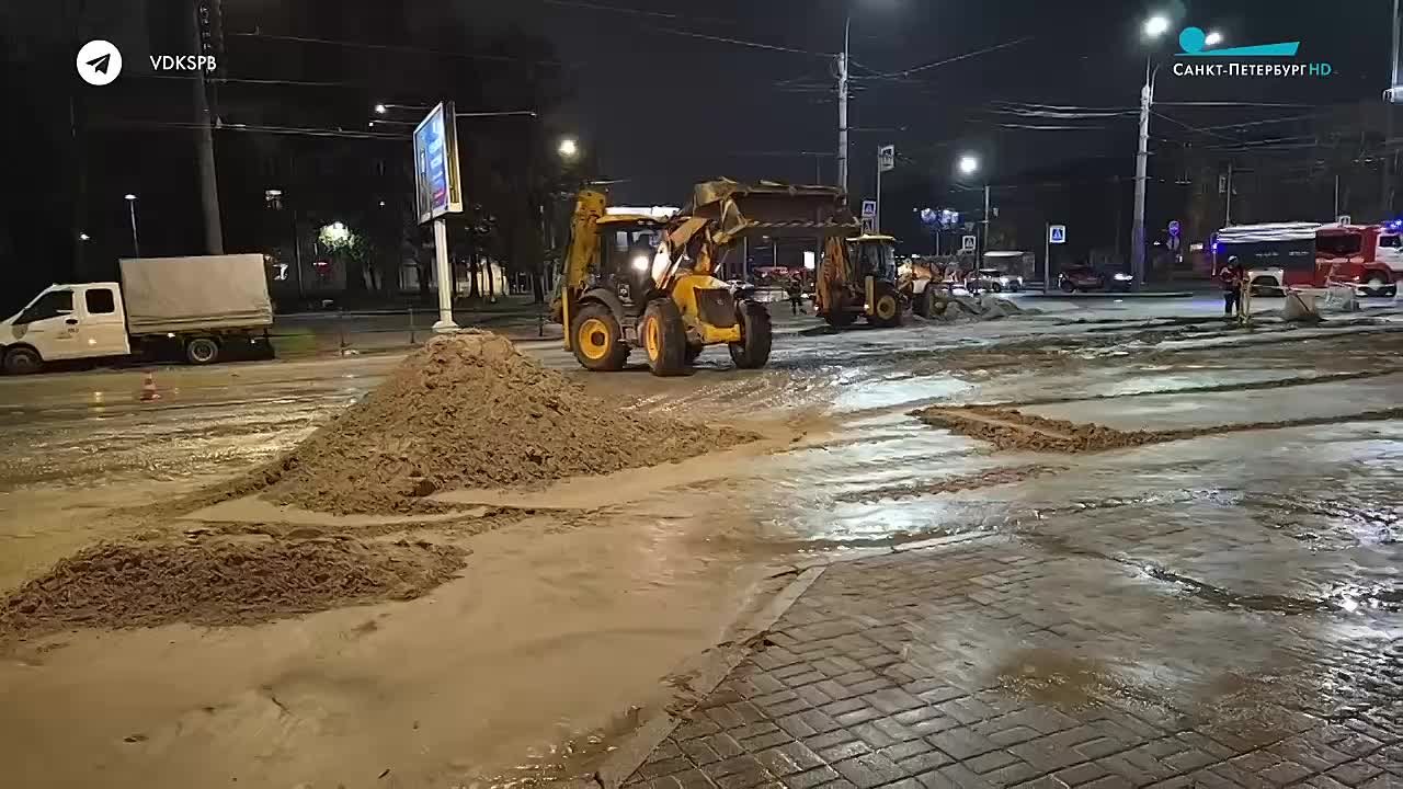 На Светлановской площади произошла коммунальная авария