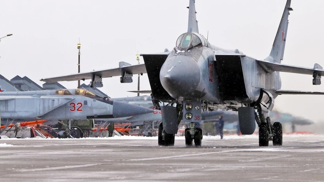 Друзья, а что, если бы угон МиГ-31, предотвращённый ФСБ, удался? Давайте добавим в наш день немного здорового маразма: покосплеим Голливуд и поиграем в альтернативную реальность