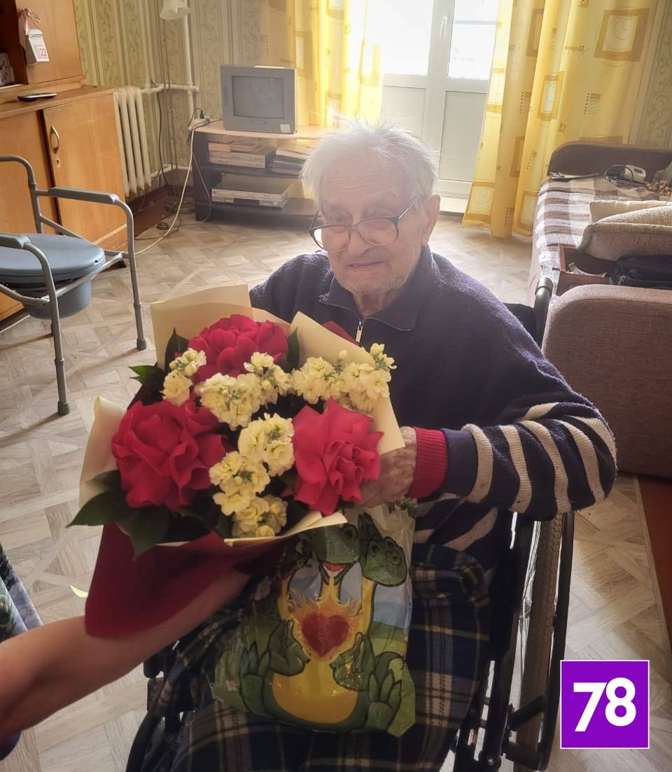 99-летний ветеран ВОВ Алексей Васильев живёт в квартире с жёлтыми потолками, отстающими обоями и влажными стенами — соседи сверху затопили его жильё в Волхове 99-летний ветеран ВОВ Алексей Васильев живёт в квартире с жёлтыми потолками, отстающими обоями и влажными стенами — соседи сверху затопили его жильё в Волхове