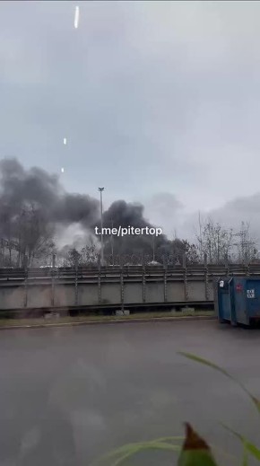 Спасатели тушат пожар на Софийской улице в Шушарах