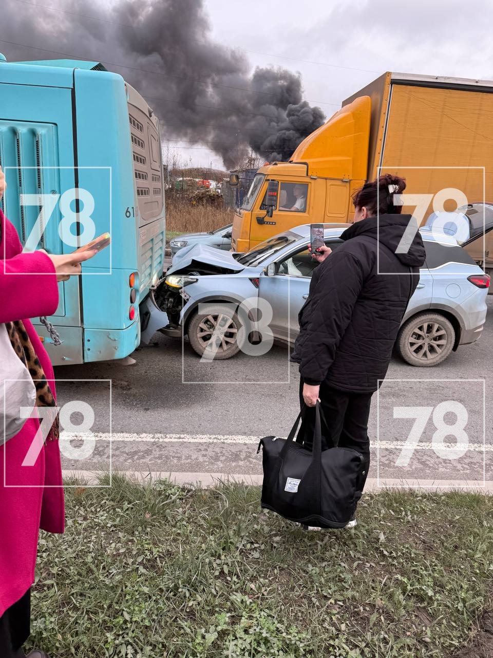 Горящий вагончик спровоцировал ДТП в Колпино