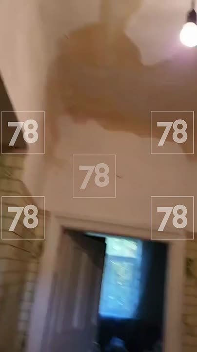 99-летний ветеран ВОВ Алексей Васильев живёт в квартире с жёлтыми потолками, отстающими обоями и влажными стенами — соседи сверху затопили его жильё в Волхове