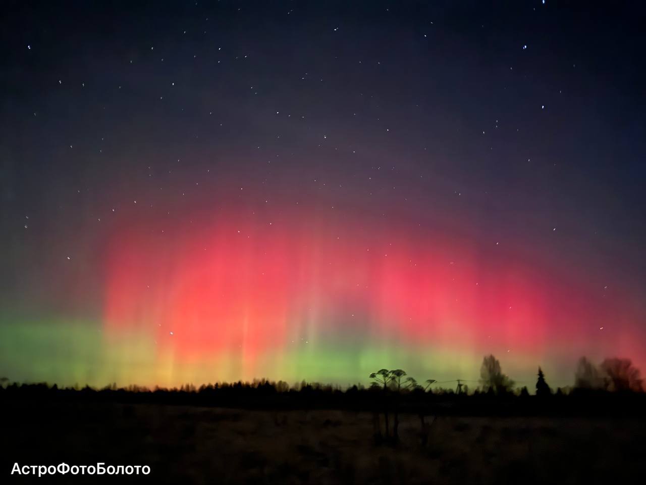 Полярные сияния редких красных оттенков вызвала сильная магнитная буря Полярные сияния редких красных оттенков вызвала сильная магнитная буря