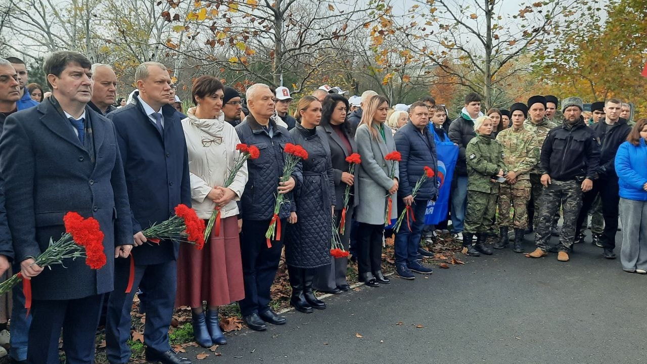 В Мариуполе сегодня торжественно открыли памятник легендарному летчику-истребителю маршалу авиации трижды герою Советского Союза Александру Покрышкину В Мариуполе сегодня торжественно открыли памятник легендарному летчику-истребителю маршалу авиации трижды герою Советского Союза Александру Покрышкину