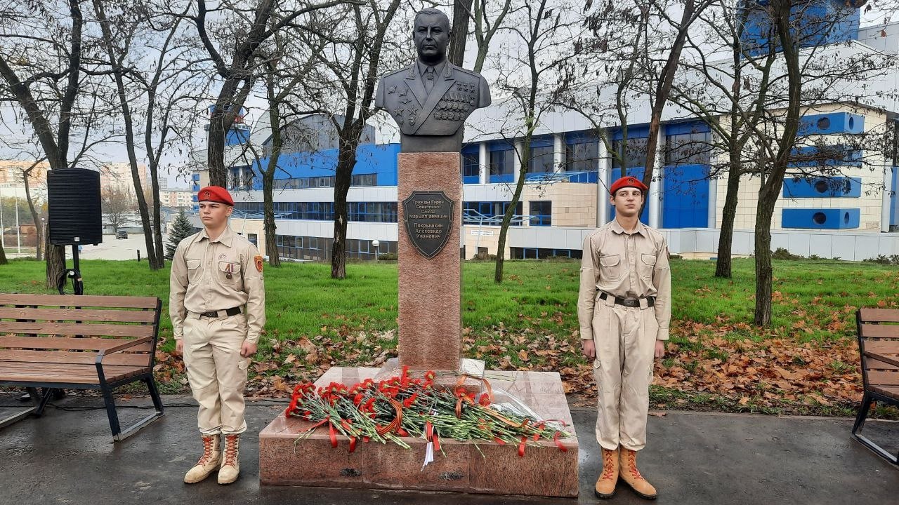 В Мариуполе сегодня торжественно открыли памятник легендарному летчику-истребителю маршалу авиации трижды герою Советского Союза Александру Покрышкину