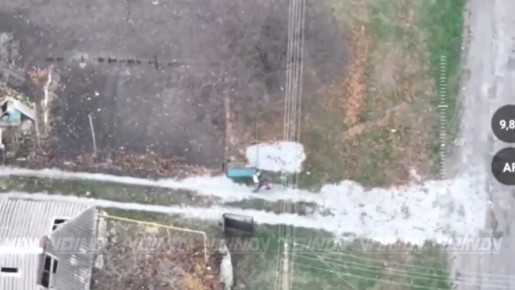 Флаг в Даниловке Днепропетровской области демонстрирует боец 5 гвардейской танковой бригады 36 армии группировки войск "Восток" с позывным "Танцор"