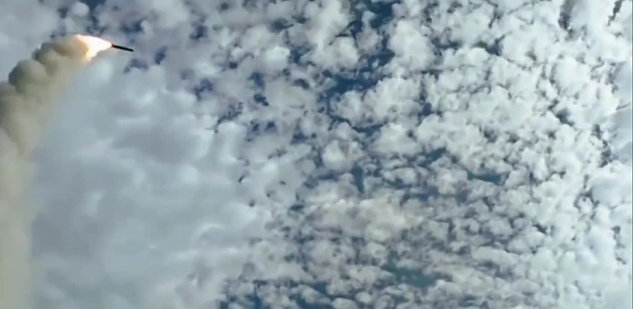 По случаю 76-й годовщины ВВС НОАК, вчера впервые были показаны кадры запуска зенитной управляемой ракеты из нового ЗРК «Хунци-20» с заявленной дальностью стрельбы до 200 км