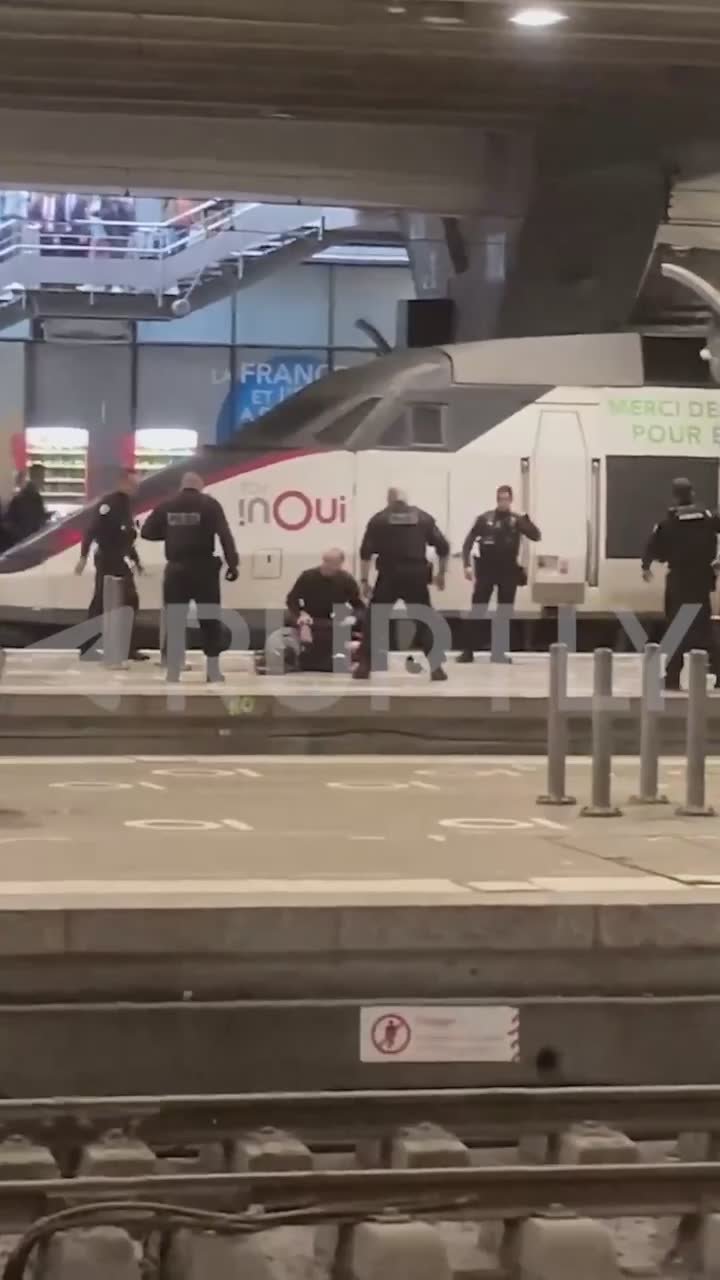 Не опять, а снова: неизвестный в Париже попытался захватить заложника