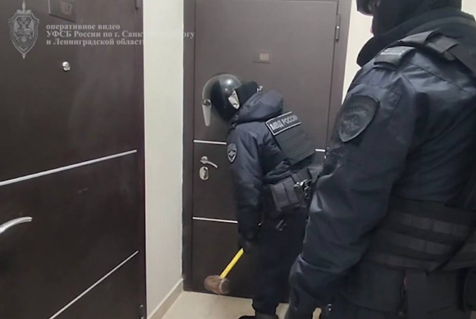 В Питере силовики устроили настоящую зачистку — взяли банду мигрантов, которые несколько месяцев терроризировали город под видом полицейских В Питере силовики устроили настоящую зачистку — взяли банду мигрантов, которые несколько месяцев терроризировали город под видом полицейских