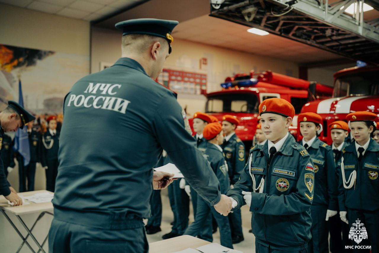 На Пожарно-технической выставке имени Б.И. Кончаева прошла церемония принятия "Торжественной клятвы кадета" учащимися пожарно-спасательных классов школы № 619 Калининского района На Пожарно-технической выставке имени Б.И. Кончаева прошла церемония принятия "Торжественной клятвы кадета" учащимися пожарно-спасательных классов школы № 619 Калининского района