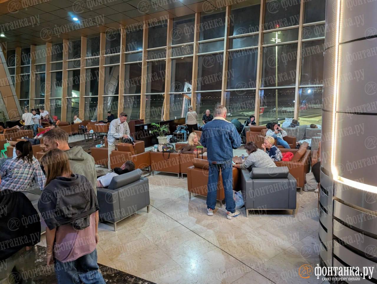 Десятки петербуржцев застряли в аэропорту в Египте Десятки петербуржцев застряли в аэропорту в Египте