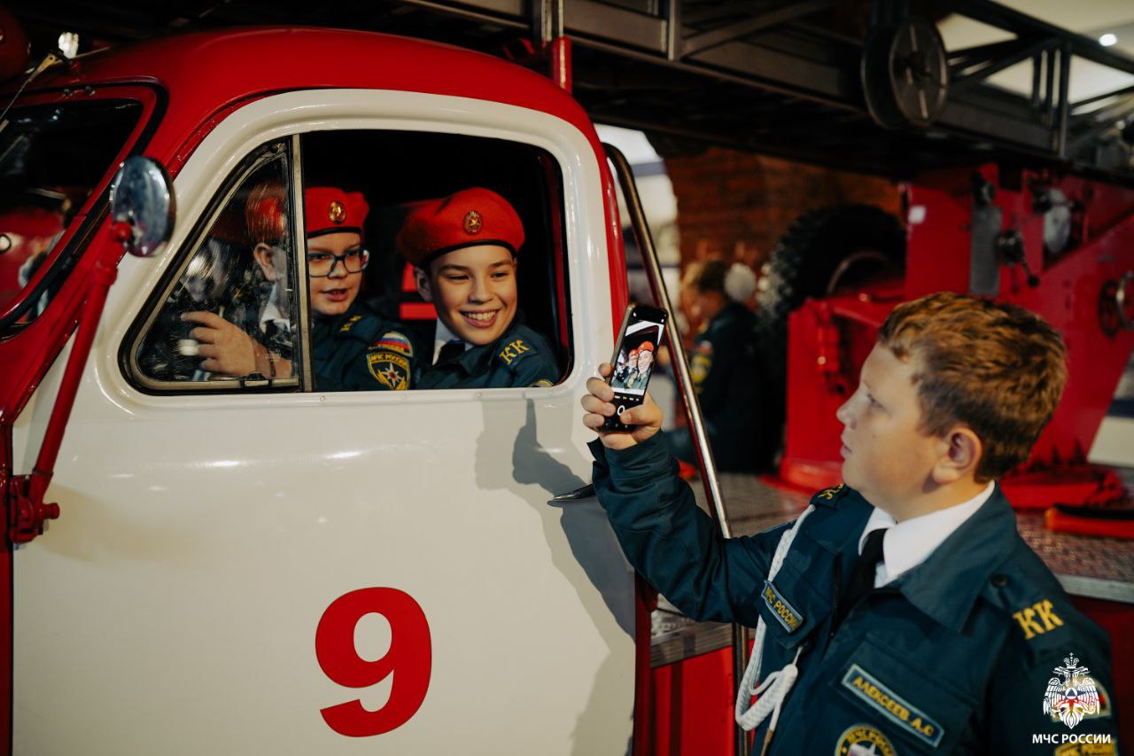 На Пожарно-технической выставке имени Б.И. Кончаева прошла церемония принятия "Торжественной клятвы кадета" учащимися пожарно-спасательных классов школы № 619 Калининского района На Пожарно-технической выставке имени Б.И. Кончаева прошла церемония принятия "Торжественной клятвы кадета" учащимися пожарно-спасательных классов школы № 619 Калининского района