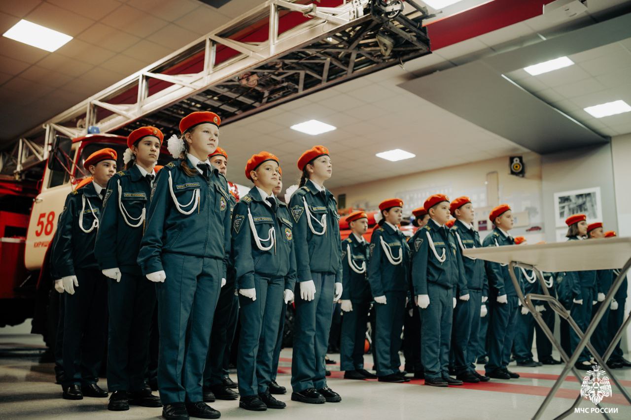 На Пожарно-технической выставке имени Б.И. Кончаева прошла церемония принятия "Торжественной клятвы кадета" учащимися пожарно-спасательных классов школы № 619 Калининского района На Пожарно-технической выставке имени Б.И. Кончаева прошла церемония принятия "Торжественной клятвы кадета" учащимися пожарно-спасательных классов школы № 619 Калининского района
