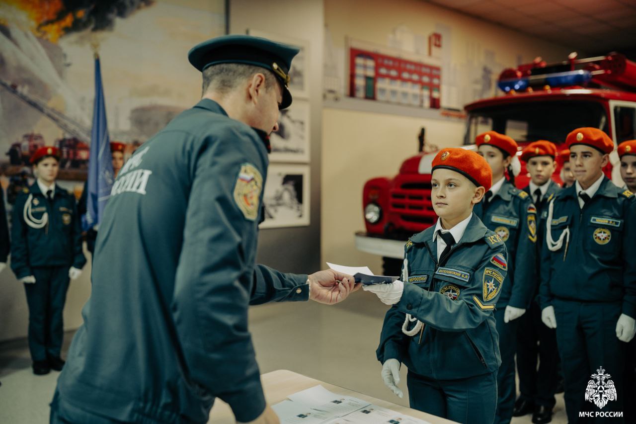 На Пожарно-технической выставке имени Б.И. Кончаева прошла церемония принятия "Торжественной клятвы кадета" учащимися пожарно-спасательных классов школы № 619 Калининского района На Пожарно-технической выставке имени Б.И. Кончаева прошла церемония принятия "Торжественной клятвы кадета" учащимися пожарно-спасательных классов школы № 619 Калининского района