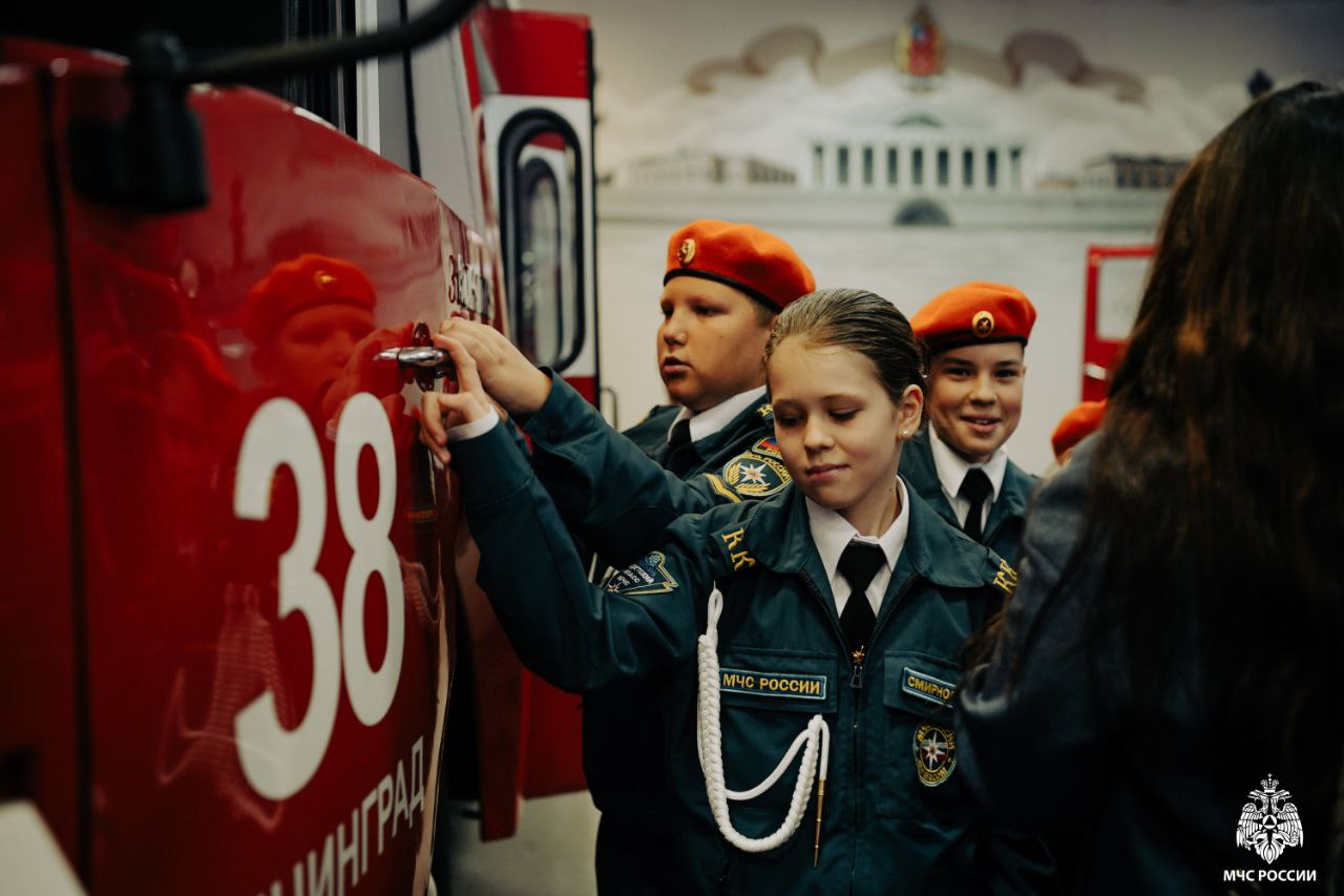 На Пожарно-технической выставке имени Б.И. Кончаева прошла церемония принятия "Торжественной клятвы кадета" учащимися пожарно-спасательных классов школы № 619 Калининского района На Пожарно-технической выставке имени Б.И. Кончаева прошла церемония принятия "Торжественной клятвы кадета" учащимися пожарно-спасательных классов школы № 619 Калининского района
