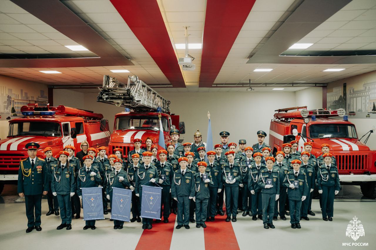 На Пожарно-технической выставке имени Б.И. Кончаева прошла церемония принятия "Торжественной клятвы кадета" учащимися пожарно-спасательных классов школы № 619 Калининского района На Пожарно-технической выставке имени Б.И. Кончаева прошла церемония принятия "Торжественной клятвы кадета" учащимися пожарно-спасательных классов школы № 619 Калининского района