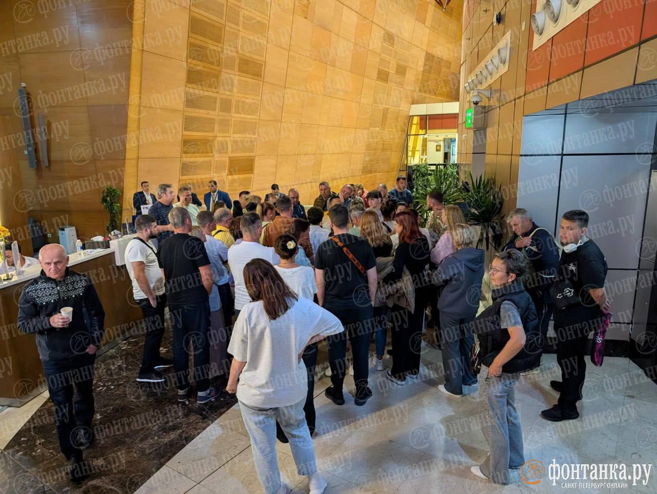 Десятки петербуржцев застряли в аэропорту в Египте Десятки петербуржцев застряли в аэропорту в Египте