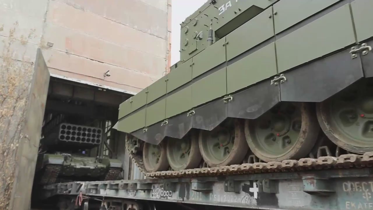 Ростех рапортует, что концерн «Уралвагонзавод» передал Министерству обороны очередную партию тяжелых огнемётных систем ТОС-1А «Солнцепёк»