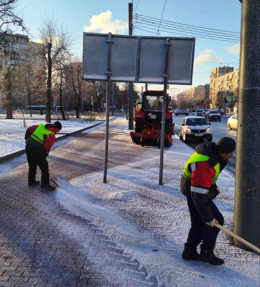 Коммунальные службы города заранее выполнили превентивную обработку дорог и улиц, во избежании появления скользкости Коммунальные службы города заранее выполнили превентивную обработку дорог и улиц, во избежании появления скользкости