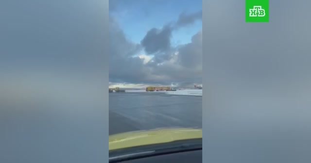 В Петербурге борются с последствиям циклона