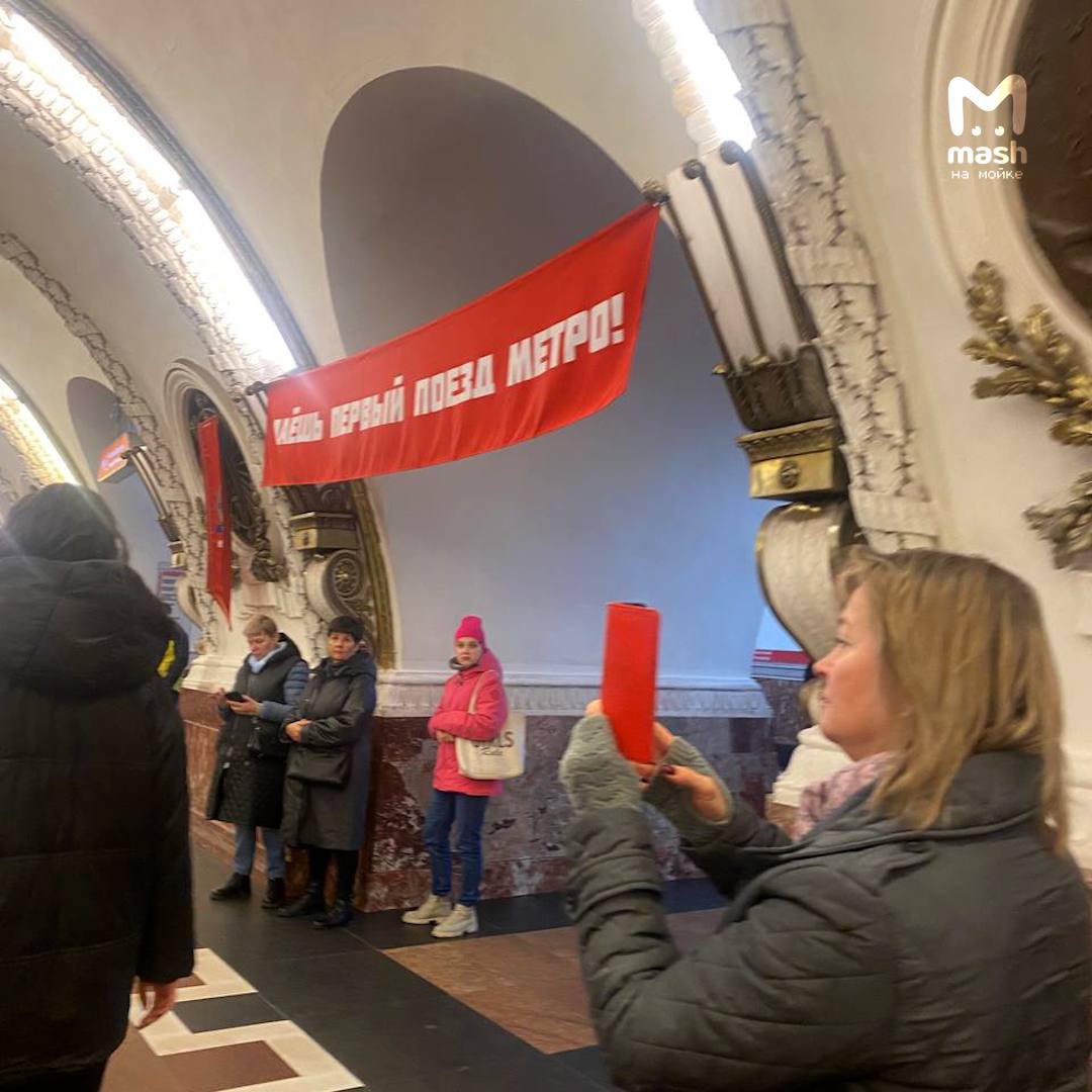 В питерском метро сегодня нарядно — отмечают юбилей, 70 лет! В далёком 1955-м первой станцией открыли "Площадь Восстания" В питерском метро сегодня нарядно — отмечают юбилей, 70 лет! В далёком 1955-м первой станцией открыли "Площадь Восстания"