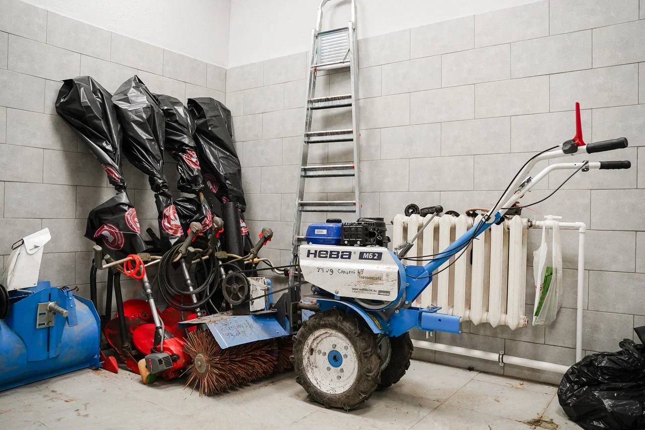 На улице Веры Слуцкой, 89 в этом году отремонтировали новую дворницкую, рассчитанную на 18 работников ручного труда На улице Веры Слуцкой, 89 в этом году отремонтировали новую дворницкую, рассчитанную на 18 работников ручного труда